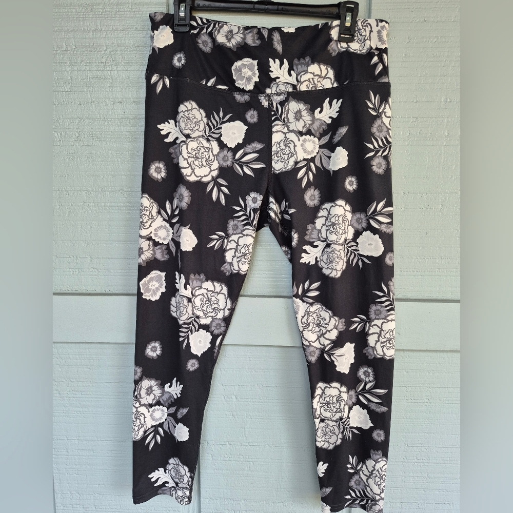 SO XL Black and White Floral Print Womans Leggings Yoga Athleisure Gym